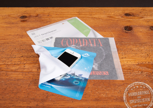 Microfaser-Displaytuch von Polyclean mit Smartphone, ideal als Werbeartikel und Brillenputztuch mit Logo.