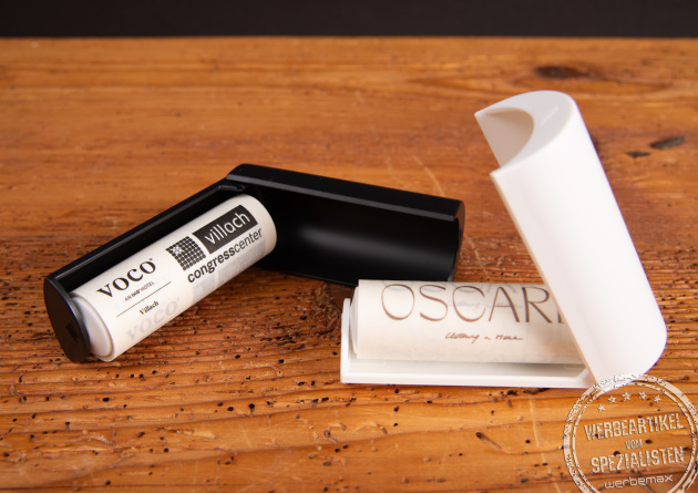 Fusselrolle mit Logo bedruckt in Schwarz und Weiß, kompakter Fusselentferner als günstiges Werbegeschenk.