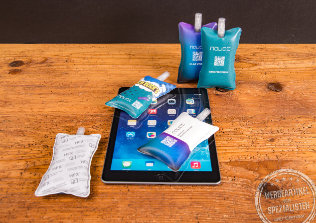 Mehrere HFX Displaysprayer Made in Germany in verschiedenen Designs auf einem Tablet, praktisches Reinigungsset f&uuml;r Smartphones und Tablets als Werbemittel.