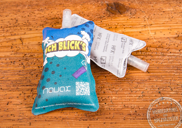 HFX Displaysprayer Made in Germany mit individuell bedruckbarem Reinigungskissen und Spr&uuml;hflasche auf Holztisch, ideal als Werbeartikel f&uuml;r die Reinigung von Displays.