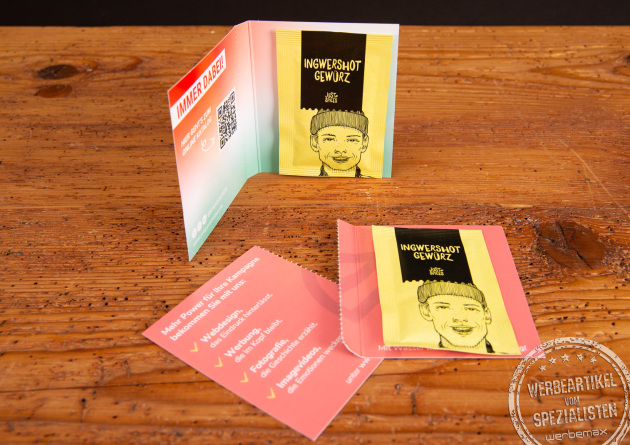 Just Spices Gewürzprobe in Werbekarte Midi mit Logo, hochwertiges Gourmet-Giveaway für Messen und Mailings; farbige Karte mit Gewürzbeutel als trendiger Werbeartikel.