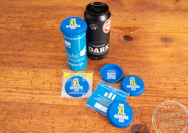 Korki Can Silikon-Dosendeckel als wiederverwendbares Werbegeschenk, mehrere blaue XL-Dosendeckel mit Dosen auf Holztisch.