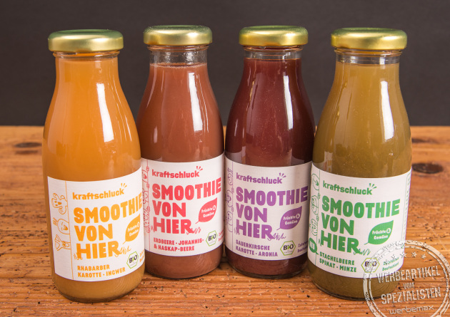 Kraftschluck Bio Smoothies in verschiedenen Sorten auf Holztisch &ndash; nachhaltiger Smoothie Werbeartikel aus Bayern als gesundes Werbegeschenk mit Logo