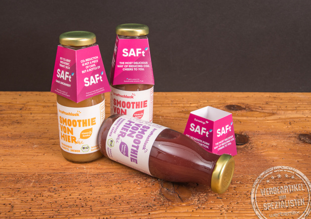 Kraftschluck Smoothies liegend und stehend mit Branding &ndash; Bio Smoothie Werbeartikel mit gro&szlig;er Werbefl&auml;che