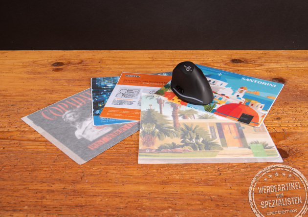 Bedrucktes Microfaser-Mousepad von Polyclean mit großer Werbefläche und Logo, ideal für Promotion und Mailing.