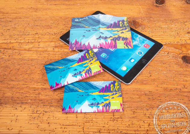 Displaytuch mit Logo für Touchscreens und Tablets, farbig bedrucktes Microfasertuch als moderner Werbeartikel.