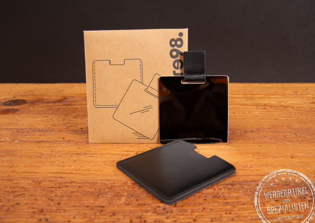 Schminkspiegel mit Logodruck in schwarzer Kunststoffhülle, kompakter Taschenspiegel für Werbegeschenke.