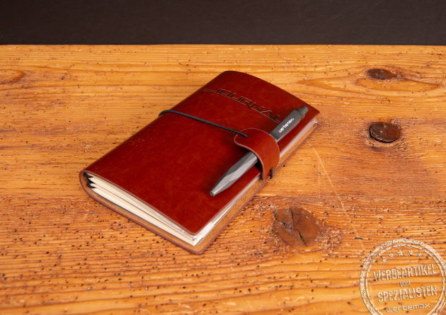 Troika Bullet Journal geschlossen mit Gummiband und Stiftschlaufe, stilvolles Reisetagebuch und hochwertiges Werbegeschenk.