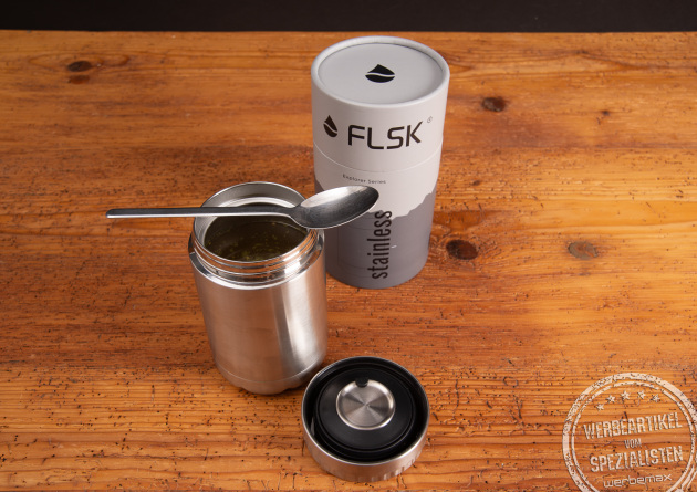 FLSK Food Jar aus Edelstahl mit ge&ouml;ffnetem Deckel und L&ouml;ffel, hochwertiger Thermobeh&auml;lter f&uuml;r Essen als nachhaltiges Werbegeschenk mit Logo