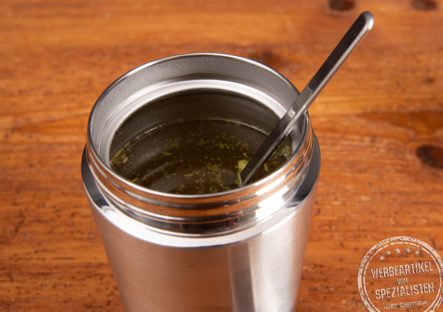 Ge&ouml;ffneter FLSK Food Jar mit hei&szlig;er Speise und L&ouml;ffel, Thermobeh&auml;lter f&uuml;r Essen aus Edelstahl f&uuml;r B&uuml;ro, unterwegs und als Werbeartikel