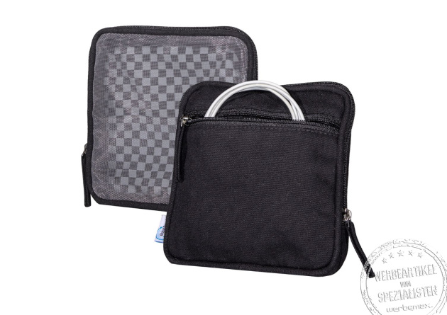 Utensilientasche f&uuml;r Kabel, Medikamente und Kleinzeug aus Baumwolle, in hoher Grammatur. G&uuml;nstige Werbemittel f&uuml;r Bewerber, Mitarbeiter und Kunden. Kabeltasche Pixi aus schwarzer Baumwolle mit Mesh.