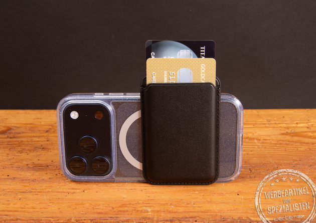 MagSafe Kartenetui LEFTA aus schwarzem Kunstleder mit Karten auf der R&uuml;ckseite eines Smartphones, schlankes Slim Wallet als modernes Werbegeschenk und funktionales Handyzubeh&ouml;r