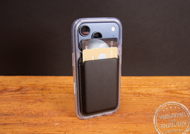 Magnetisches MagSafe Wallet LEFTA in Schwarz am Smartphone befestigt, hochwertiges Kartenetui aus Kunstleder f&uuml;r Merchandise, Giveaways und Werbegeschenke mit Logo