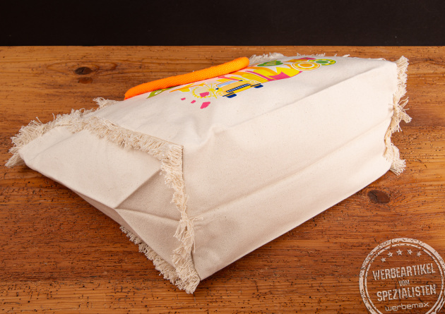 Strandtasche Merchandise Fairtrade &ndash; Seitenansicht der Badetasche mit Bodenfalte und verst&auml;rktem Stoffboden