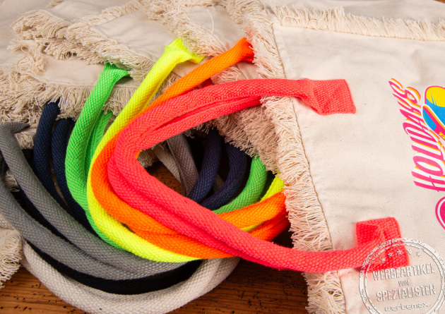 Strandtasche Merchandise Promotion &ndash; Detailaufnahme der neonfarbenen Kordelgriffe an Fairtrade-Baumwolltasche