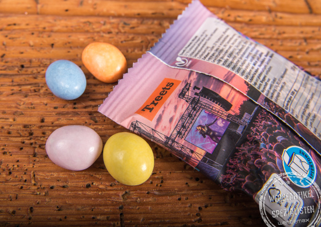 Bunte vegane Treets als S&uuml;&szlig;igkeiten mit Schokoladen-Alternative auf Holzuntergrund