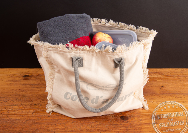 Strandtasche Promotion Merchandise &ndash; bedruckte Fairtrade-Badetasche mit grauen Griffen, gef&uuml;llt mit Strandutensilien