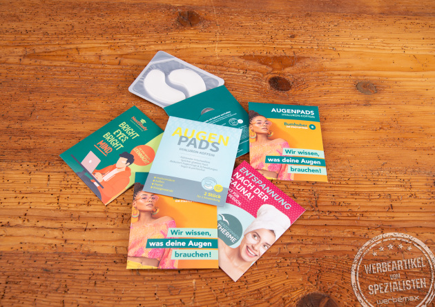 Augenpads mit Hyaluron mit Logo als Werbegeschenk am Modell, kombiniert mit bedruckten Verpackungen