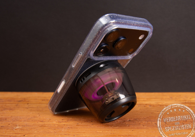 Bluetooth Lautsprecher mit MagSafe am Smartphone befestigt &ndash; kompakte Bluetooth Box als moderner Merch Artikel und Mitarbeitergeschenk