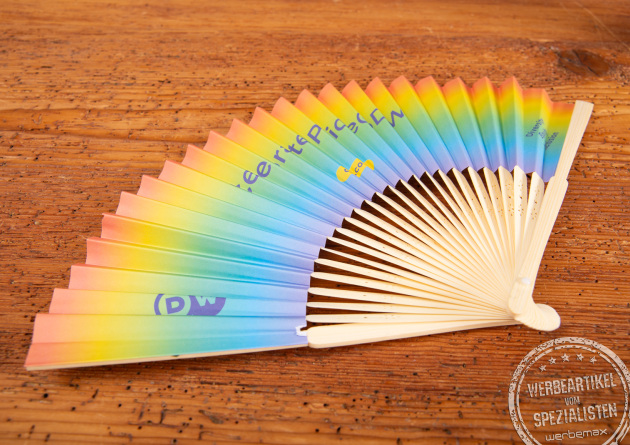 Regenbogen F&auml;cher mit Logo bedrucken als kreativer Werbeartikel f&uuml;r Festival und Promotion