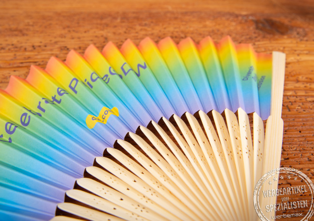 Detailansicht F&auml;cher Werbeartikel mit Logo &ndash; Handf&auml;cher aus Bambus f&uuml;r Festival Promotion