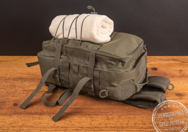 Halfar Laptoprucksack MOLLE liegend mit zus&auml;tzlicher Ausr&uuml;stung befestigt als besonderes Geschenk mit Logo