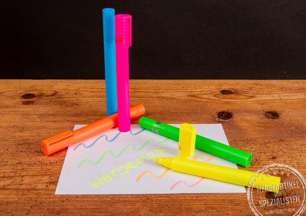 Jumbo Textmarker im XL-Format als Riechstifte in leuchtenden Farben auf Papier mit &bdquo;werbemax&ldquo;-Schriftzug &ndash; aufmerksamkeitsstarkes Giveaway f&uuml;r Messen und Bewerbermarketing mit gro&szlig;er Werbefl&auml;che und hohem Erinnerungswert.