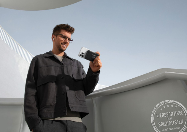 Anker MagSafe Powerbank mit Logo als exklusives Mitarbeitergeschenk f&uuml;r mobile Teams