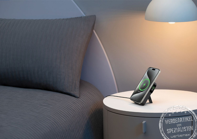 MagSafe Powerbank von Anker mit Logo als praktisches Mitarbeitergeschenk f&uuml;r B&uuml;ro und Zuhause