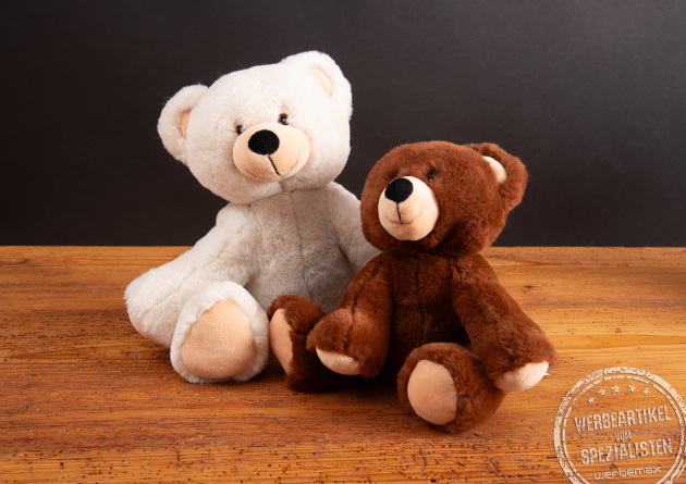 Nachhaltiger RecycelB&auml;r als Pl&uuml;sch-Werbeartikel mit gestickten Augen in Wei&szlig; und Braun.