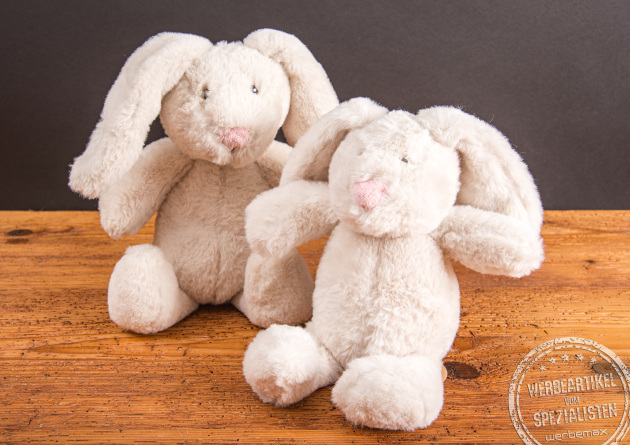 Zwei RecycelHasen als nachhaltige Pl&uuml;sch-Werbeartikel mit gestickten Augen.