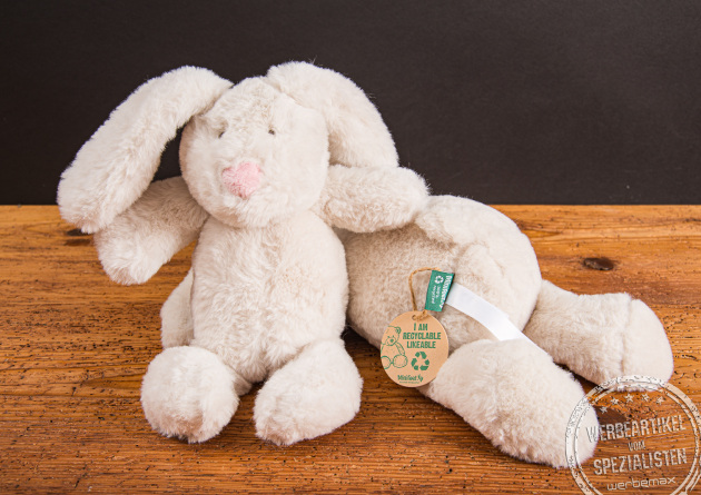 RecycelHasen als nachhaltige Pl&uuml;sch-Werbeartikel mit gestickten Augen.