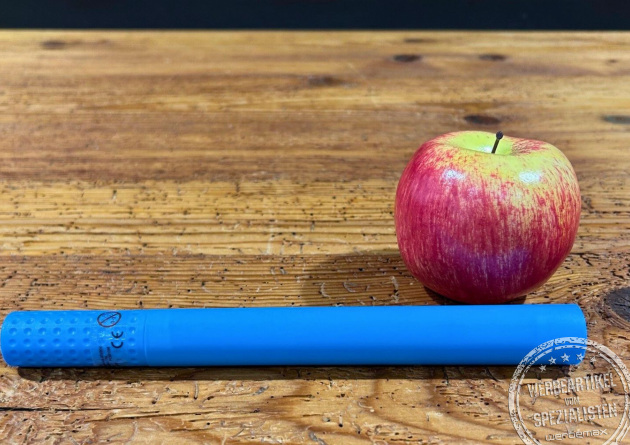 Gro&szlig;er Textmarker mit Logo auf Holztisch &ndash; XL Highlighter als auff&auml;lliger Werbeartikel f&uuml;r Sch&uuml;ler, Auszubildende und Bewerbermarketing