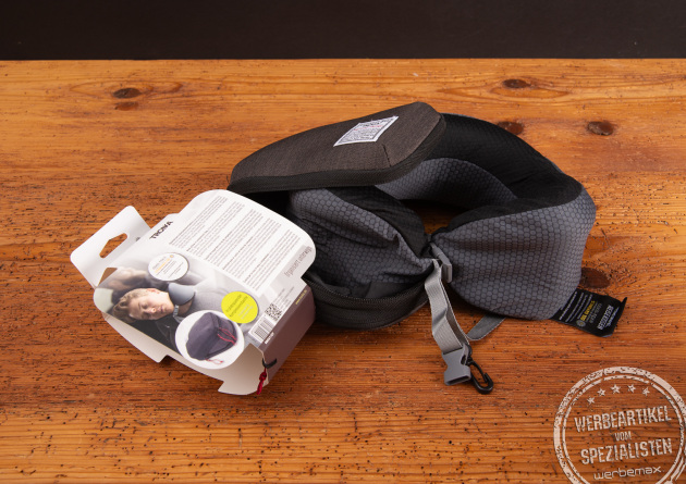 Troika Nackenkissen mit Logo aus Memory-Schaum ge&ouml;ffnet, mit verstellbarem Verschluss.