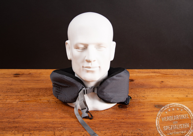 Troika Nackenkissen mit Logo am Modell getragen &ndash; ergonomisches Reisekissen aus Memory-Schaum.