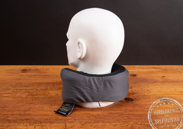 Troika Nackenkissen mit Logo R&uuml;ckansicht am Modell, weich gepolstert und formstabil.