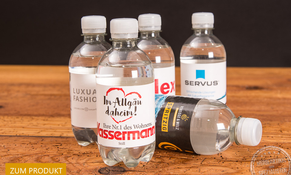 Fünf Wasserflaschen mit individuellem Etikett als Werbeartikel