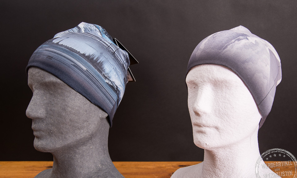 Zwei verschiedenen Modelle des BUFF Ecostretch Beanies als perfekter Sportbegleiter f&uuml;r Fr&uuml;hling, Herbst und Winter auf Styropork&ouml;pfen.