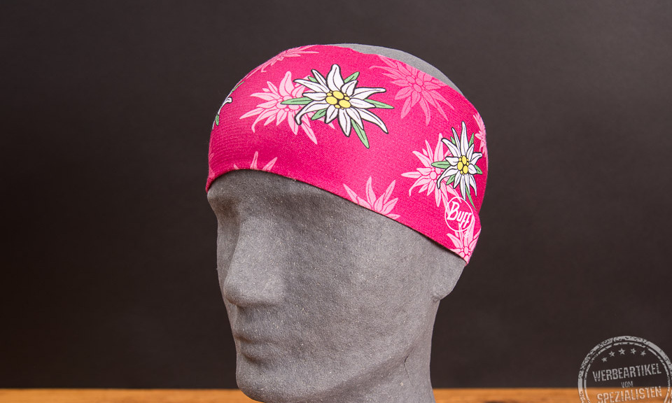 Pinkfarbenes Sportstirnband von BUFF mit Edelwei&szlig;, angezogen auf Kopf aufgesetzt.