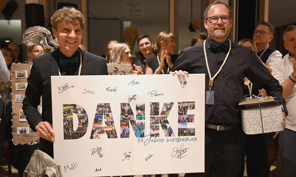 werbemax Geschäftsführer Gerhard Bezold & Christian Höfling mit Dankeschild bei 33 Jahr Feier. 