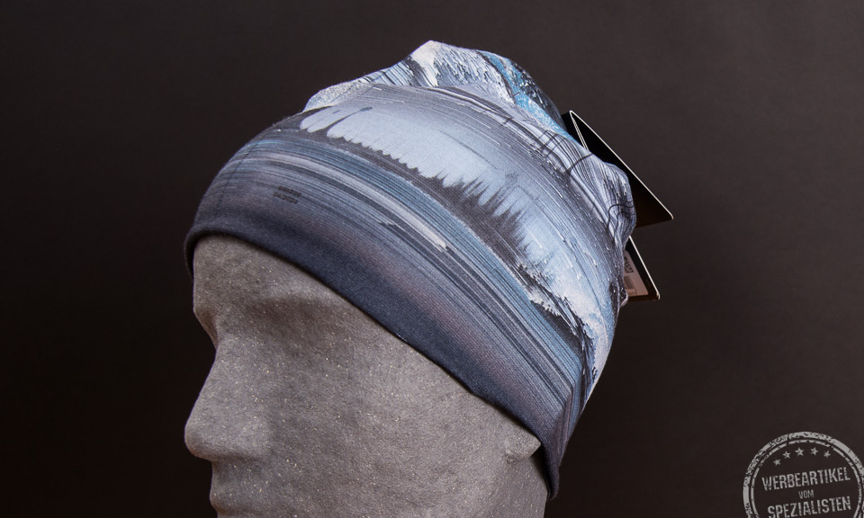 Ecostretch Beanie von Buff im vollfl&auml;chigen 4c-Druck mit blau grauem Naturmotiv auf grauem Styroporkopf