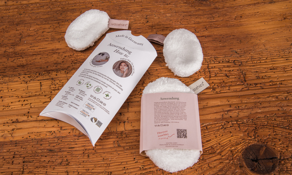 Waschies wiederverwendbare Abschminkpads in der bedruckten Kissenverpackung und mit bedruckter Banderole.