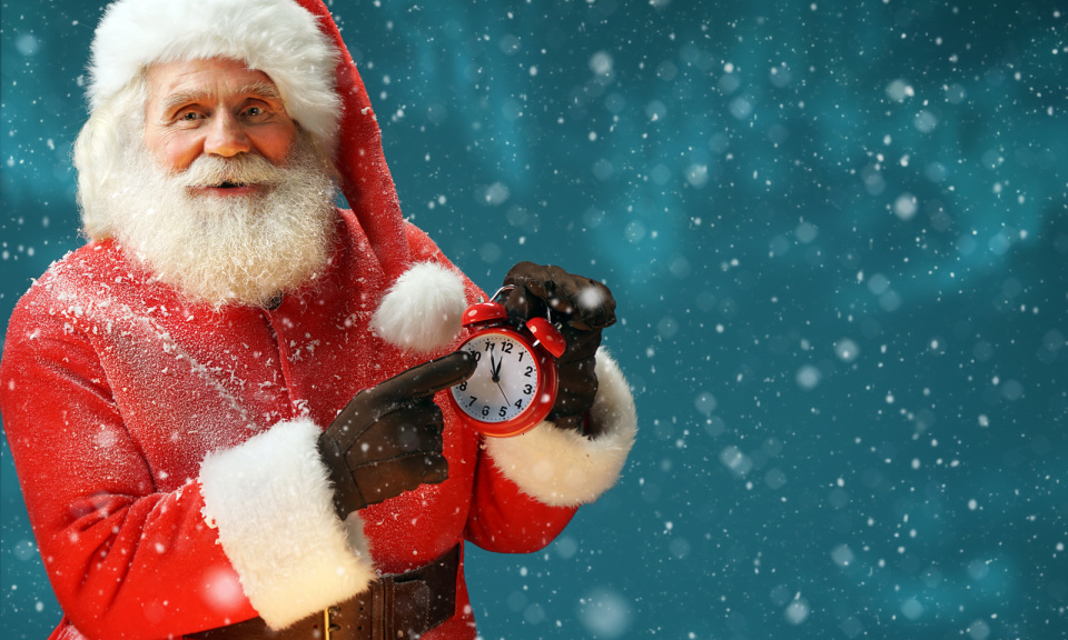 Weihnachtsmann mit Wecker in der Hand um die Dringlichkeit für die Weihnachtsgeschenke an Mitarbeiter zu betonen. 