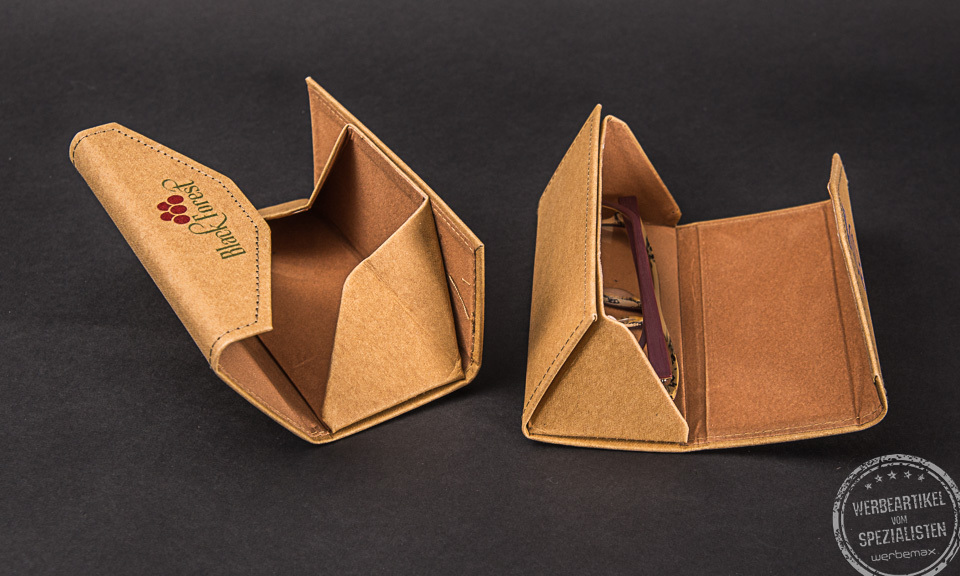 Zwei bedruckte Brillenetuis mit Logodruck als Werbemittel.