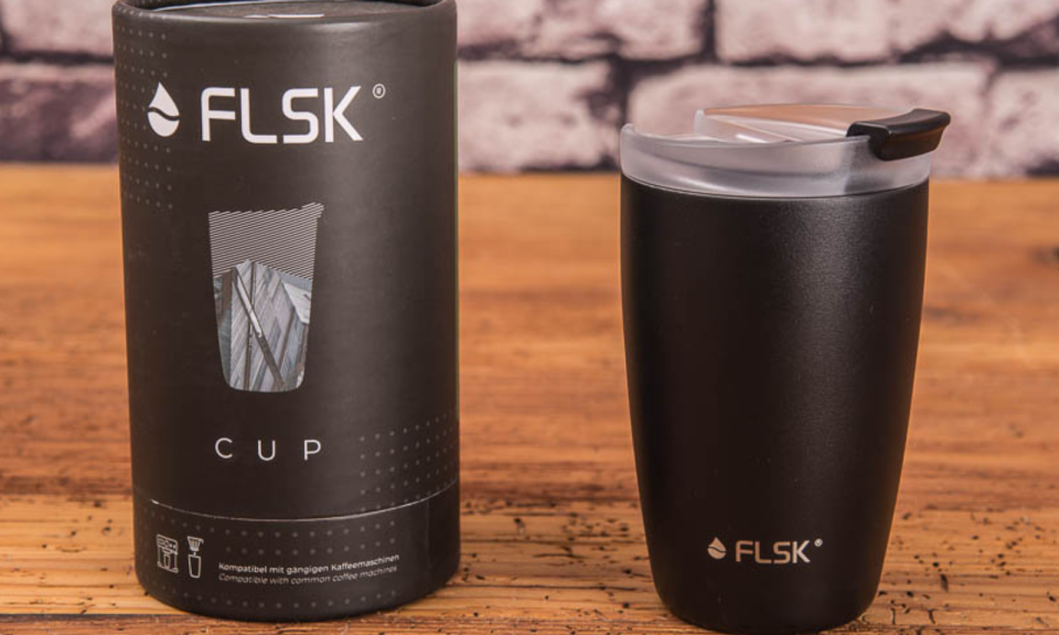 FLSK CUP schwarz mit Logo und Verpackung als Werbeartikel.