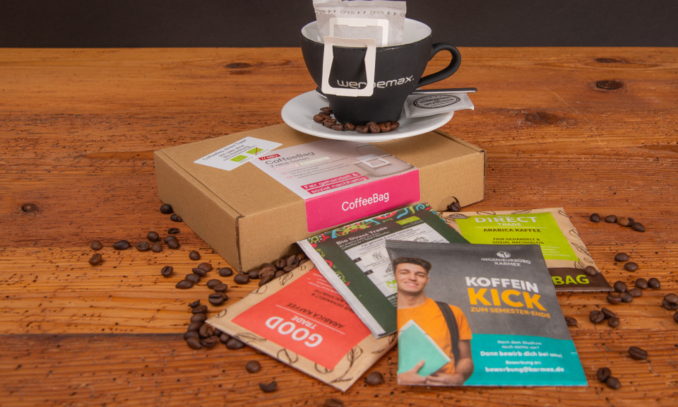 Kaffeetasse mit Coffeebag und mehrere personalisierte Coffeebags als Werbeartikel.