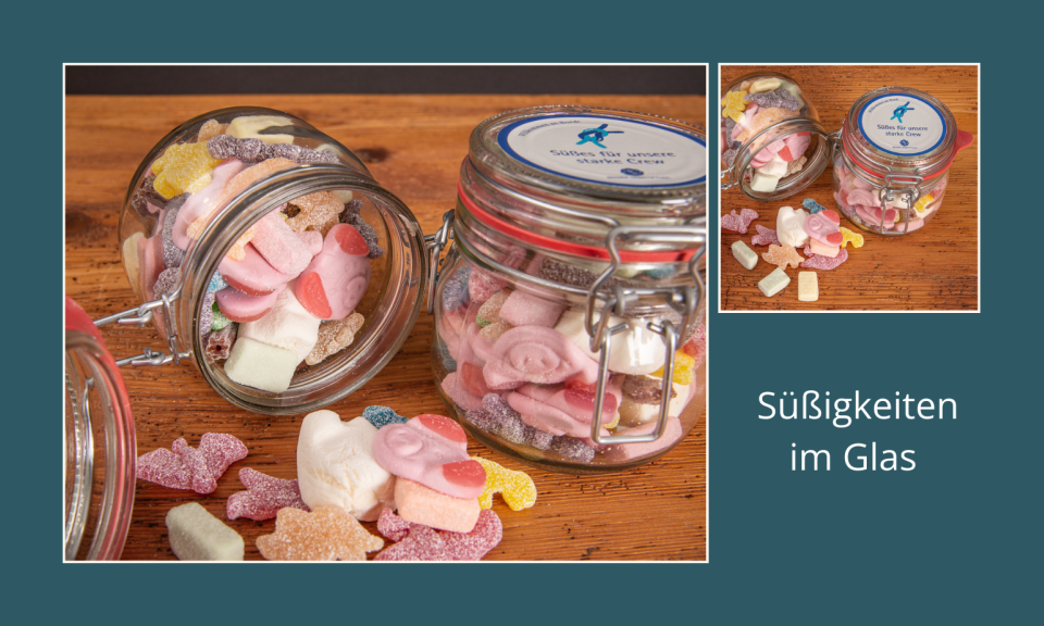 Suessigkeiten im Glas mit Onboarding-Botschaft als Werbegeschenk, gef&uuml;llt mit Gummib&auml;rchen.