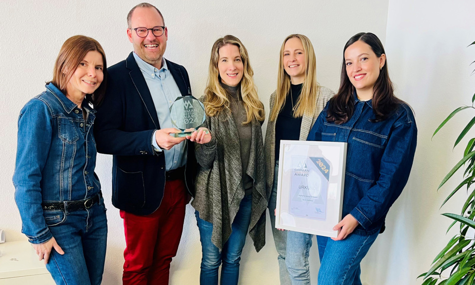 Team werbemax und Team Wolfsblut bei der Übergabe des German Marketing Awards 2024 in den Büroräumen von Wolfsblut.