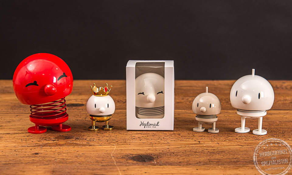 Gro&szlig;e und kleine Hoptimist Wackelfiguren mit Geschenkkarton als Werbeartikel.