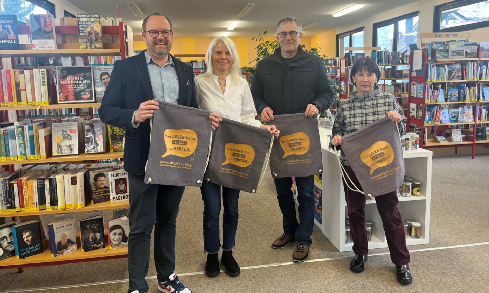 werbemax Spenden&uuml;bergabe von B&uuml;chereitaschen an B&uuml;cherei Seeon-Seebruck.